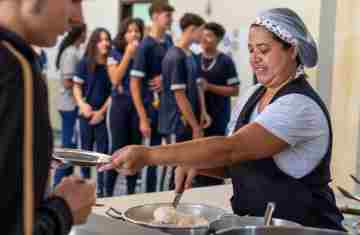 Estado lança edital pioneiro para incrementar alimentação escolar para alunos com restrições